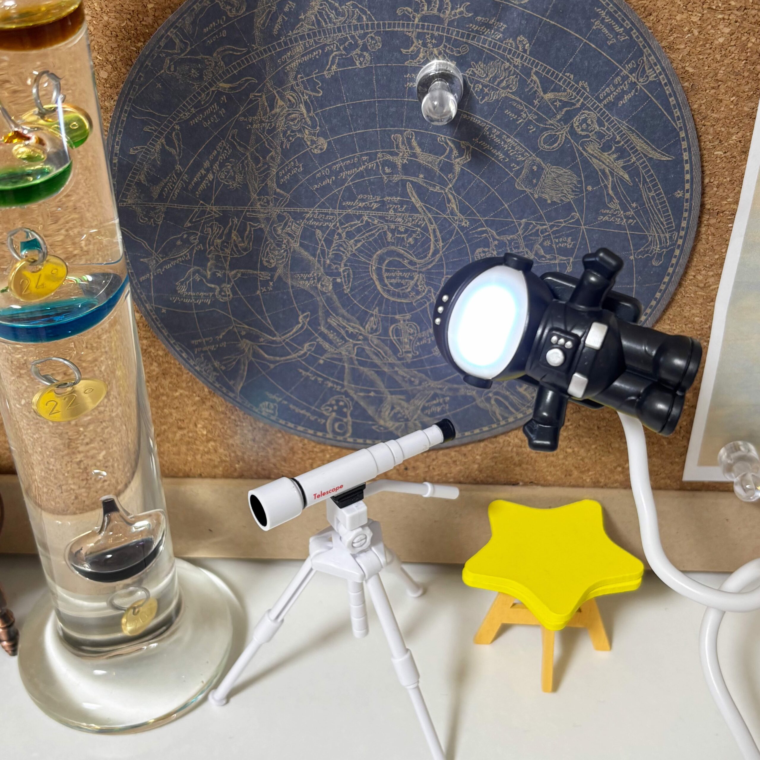 発光した黒い宇宙飛行士ライトがデスクに飾られている様子