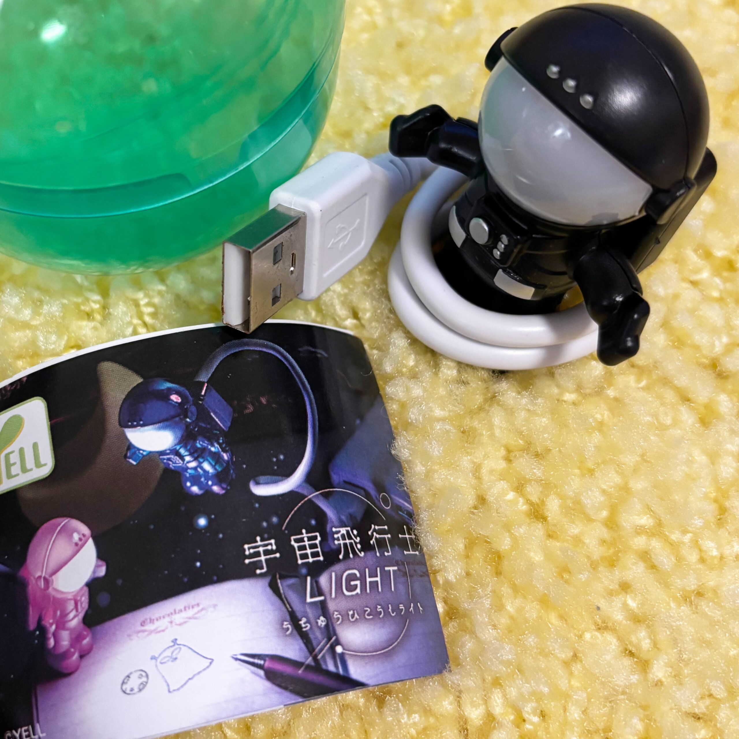 ガチャガチャのカプセルと宇宙飛行士ライトのセット写真