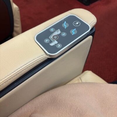 近鉄特急ひのとりプレミアムシートのリクライニング操作パネル。角度調整ボタンが並んでいる。