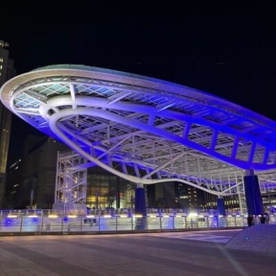 ライトアップされた青い大屋根「水の宇宙船」を下から見上げた夜のオアシス21。未来的な曲線が暗い夜空に浮かび上がっている。