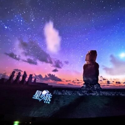 撮影OKタイムのKAGAYA studio の『星の旅 世界編』上映シーン。星空を背景に、モアイ像がシルエットで浮かび上がっている。