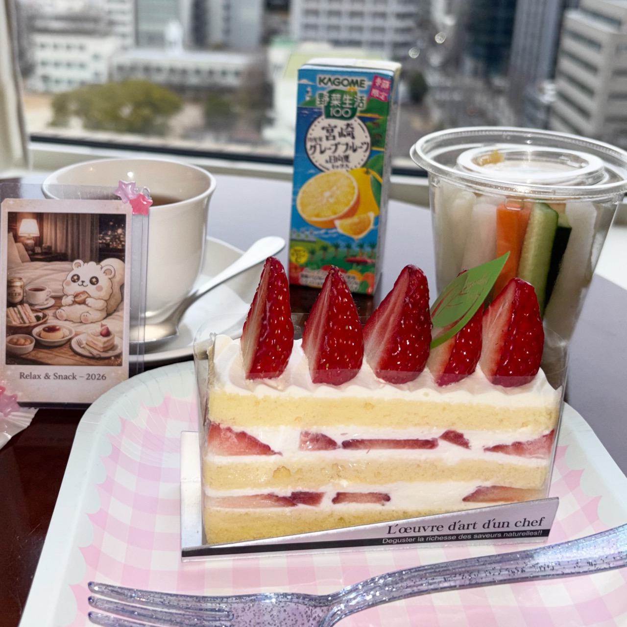 ホテルの部屋で食べたケーキと野菜スティックの朝食