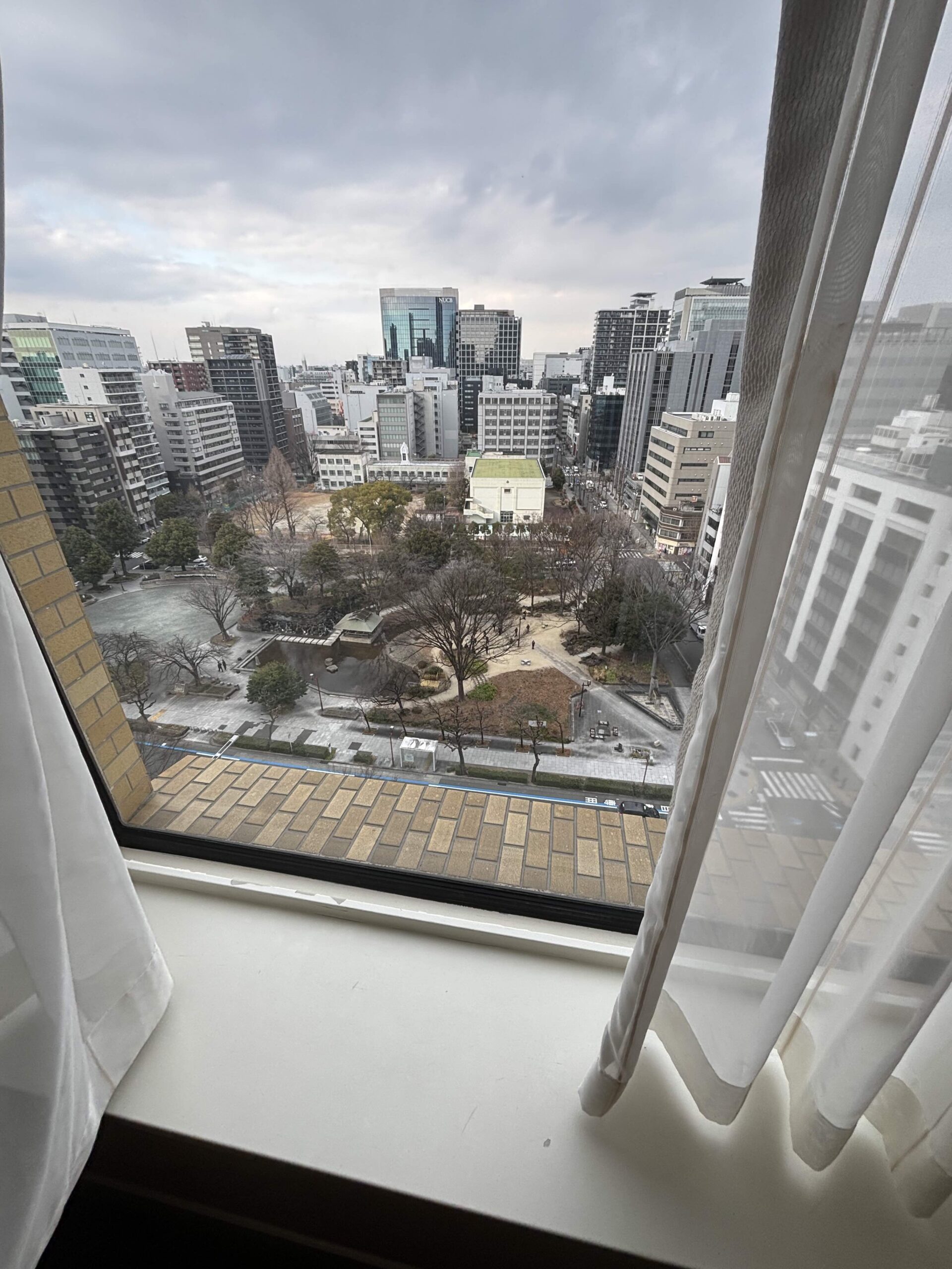 名古屋観光ホテルの客室から見える名古屋市街の景色と公園