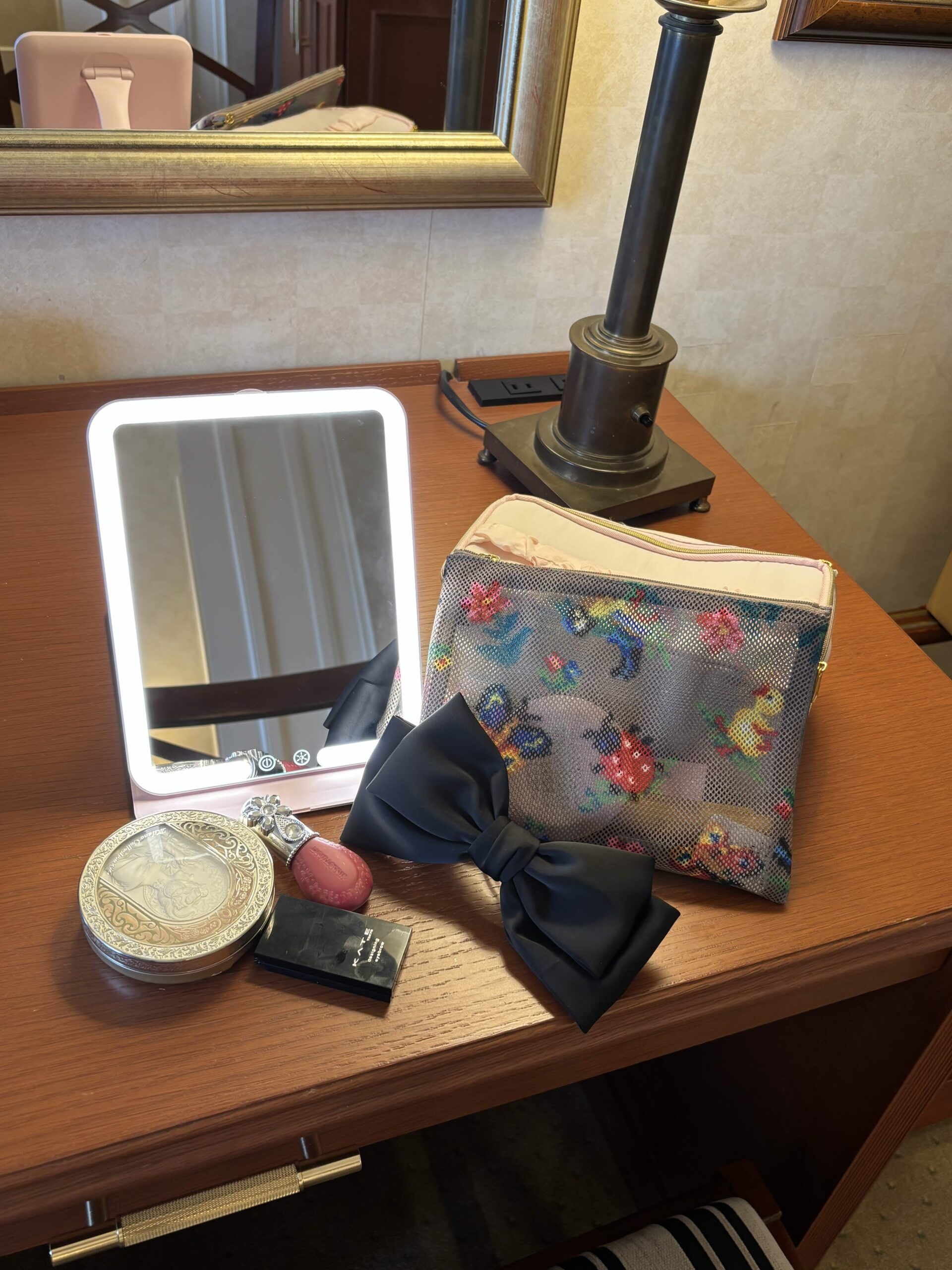 ホテルの照明が暗いときに便利なLEDライト付きメイクミラー