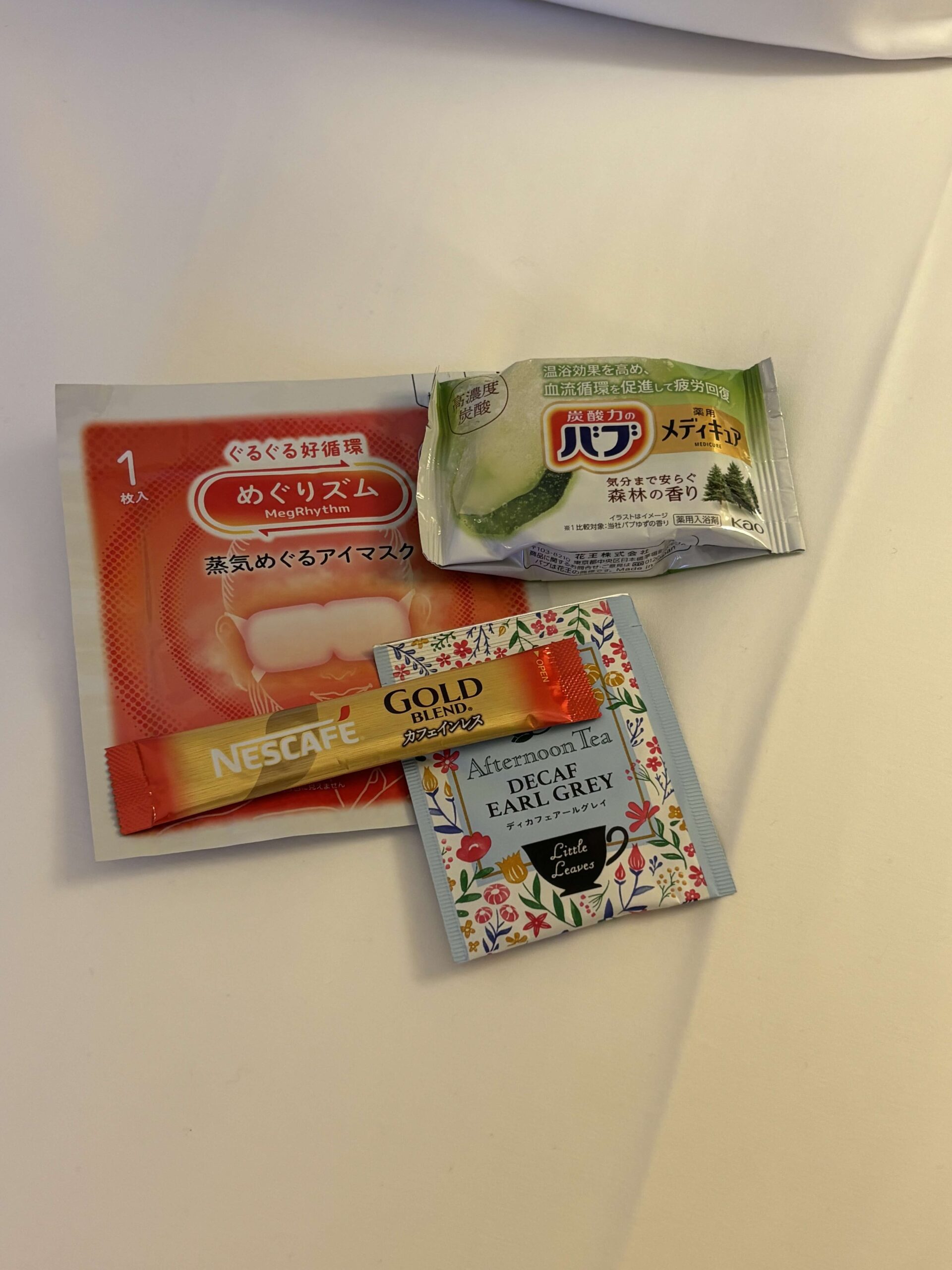 ホテルステイのリラックスアイテム(蒸気アイマスク・入浴剤・紅茶)