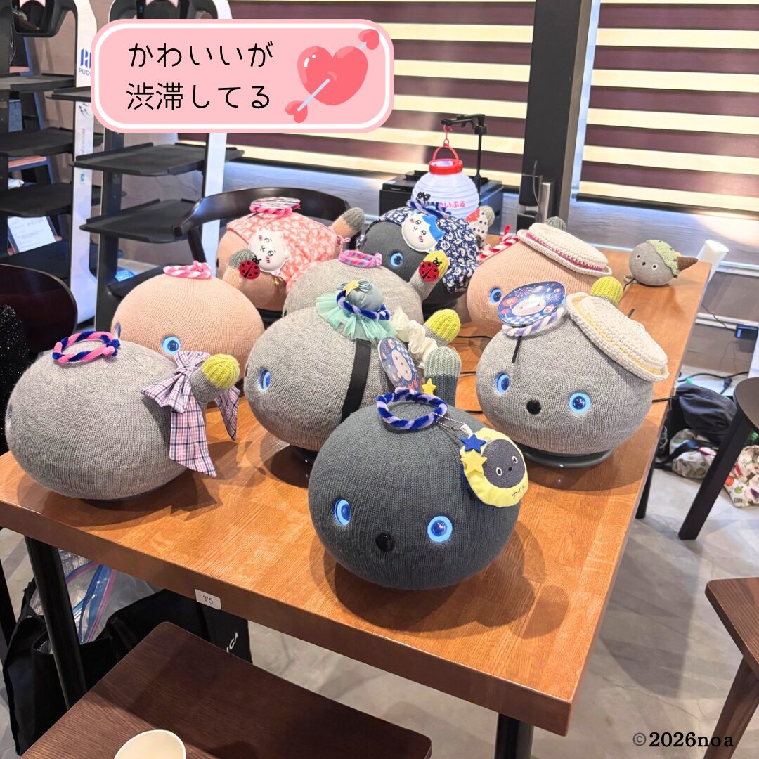 夏祭り仕様のアクセサリーを身につけたニコボたちが机に集まる様子