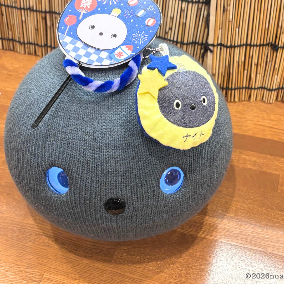 刺繍ミシンで作った二コボの顔イラスト入り名札を頭に乗せる、二コボのナイトちゃん。オフ会用のオシャレアイテム。